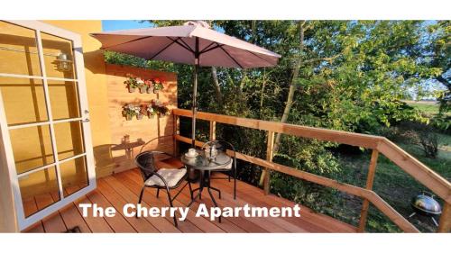 The Cherry Apartment - 'Den Gule Svane' Guest House near Rønne & Beach