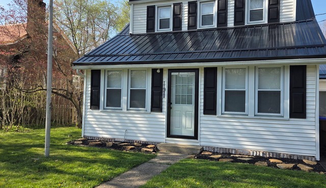 The Cherry Pitt-Cozy 6 bedroom cottage in peaceful Conneaut Lake w/water access.