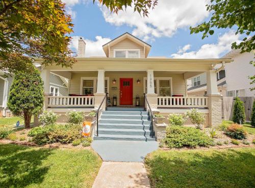 The Cherry St House|Dog Friendly |Sleeps 10 |Near MSU