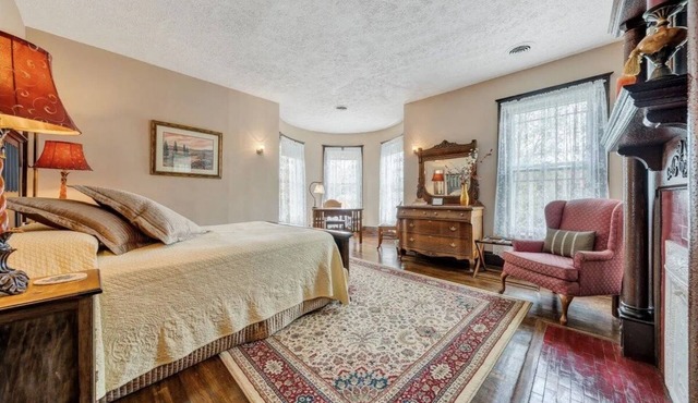 The Chessie, Relaxing 4-bedroom Bed & Breakfast in Historic Alderson, WV, with AC, WiFi