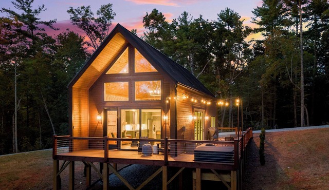 The Chestatee Cabin at Pine Valley Cabins - Luxury Mountain Cabin- Mountain Views - Pickleball - Hot Tub - King Beds < 30 Minutes to Helen