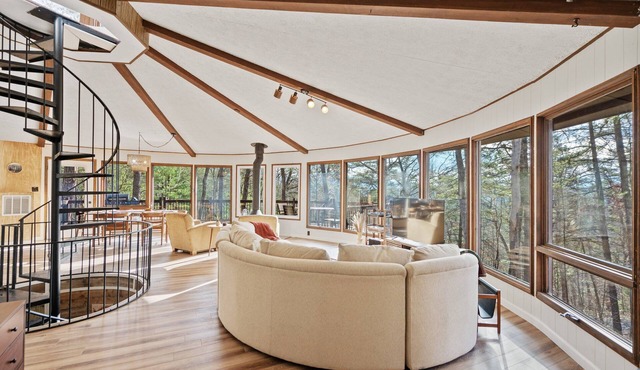 The Chestnut, 10 guests, near Lake Laura