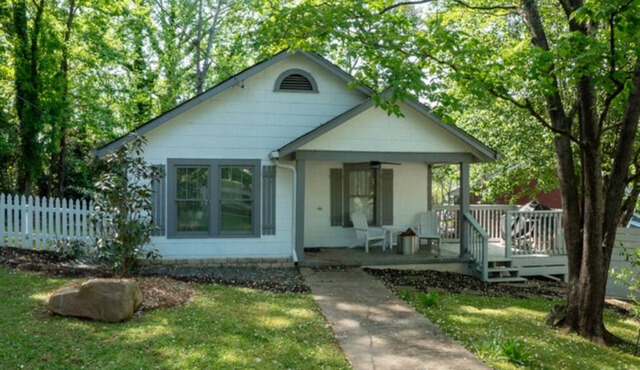 The Chestnut Cottage—5 minute walk to Dahlonega Square