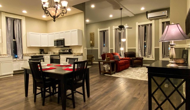 The Chestnut on the Square Historic Loft A