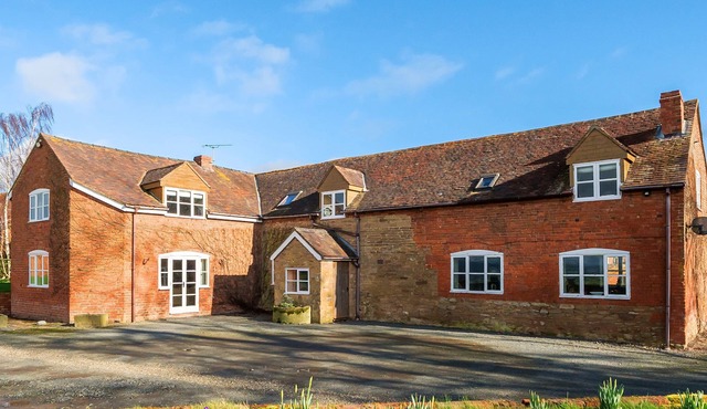 THE CHESTNUTS, pet friendly, with hot tub in Tenbury Wells