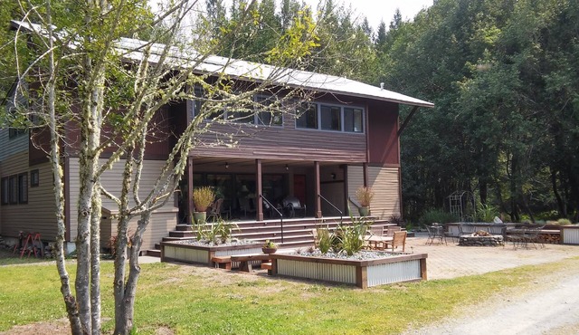 The Chetco River Inn-SECLUDED River Frontage-36 acres-Swim,Fish,Family Fun