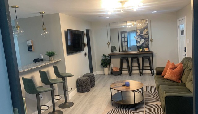 The Chic Getaway: 2BD/1BA Q Beds w/Smart TVs
