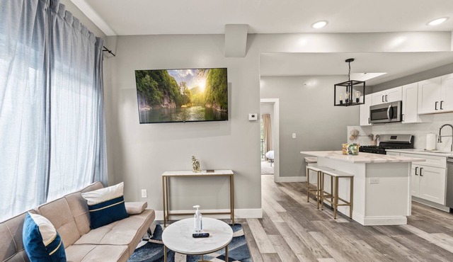 The Chic Haven Hideout- Cozy 2-BR , minutes away from the Philadelphia Zoo