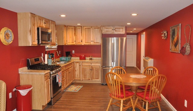 "The Chick-Inn" at Wiener Dog Barn Apt Near Attractions