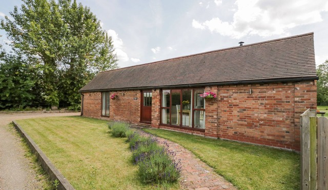THE CHICKEN SHED, romantic, with open fire in Barford