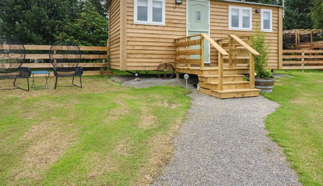 THE CHICKENS NEST, romantic, with a garden in New Deer