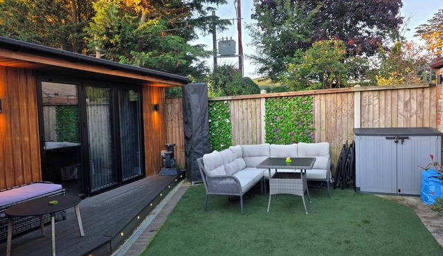 THE CHILL GARDEN ROOM, pet friendly, with a garden in Shepton Mallet