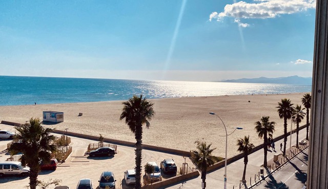 😍The "CHILL" sea and port view in the heart of the city😍