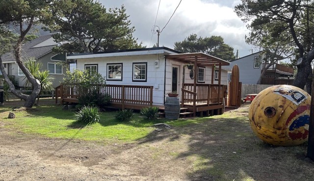 The Chillton Cozy cabin steps to beach