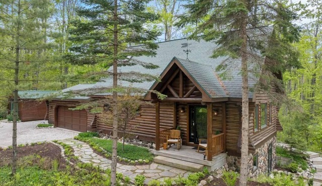 The Chippewa House - Quiet Wooded Setting