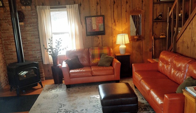 The Chirpy Chalet Cozy & Private Great WiFi No Chores! No Cleaning Fees!