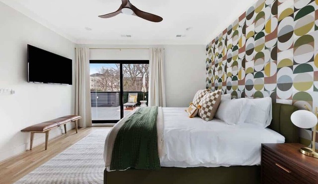 The Chorus- Rooftop Lounge + 1.5 miles to Broadway!