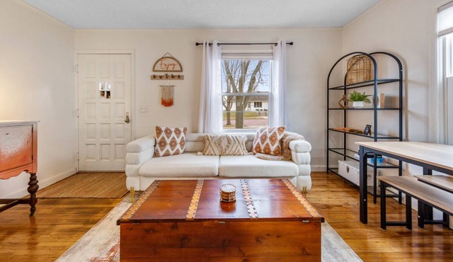 The Christine - 3 bed, 2 bath house has wifi, a work space, and 3 season porch.
