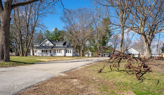 THE CHRISTMAS HOUSE! 20 ACRES ON A X-MAS TREE FARM! YEAR ROUND CHRISTMAS DECOR