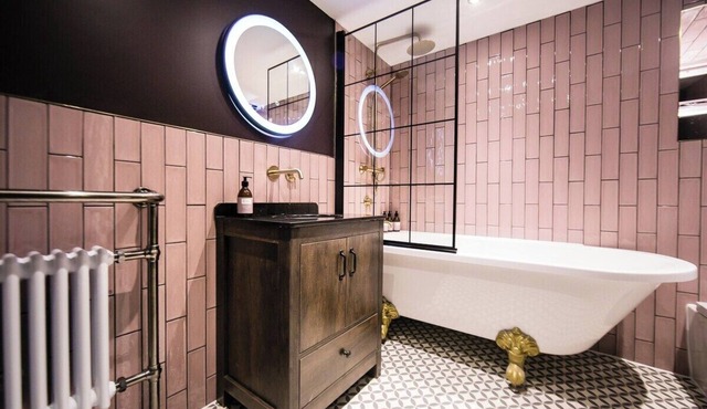 The Chrome Hill Suite at Foxlow Grange