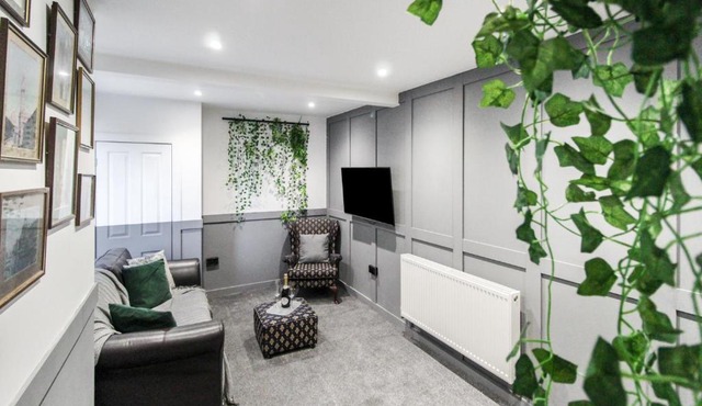 The Church House - 3 Bedroom House with Free Parking