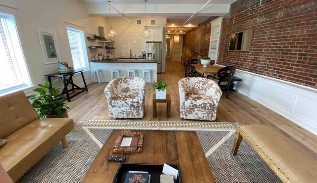 The Churchill@The 713! Large stylish suite on the Bourbon Trail, sleeps 12!