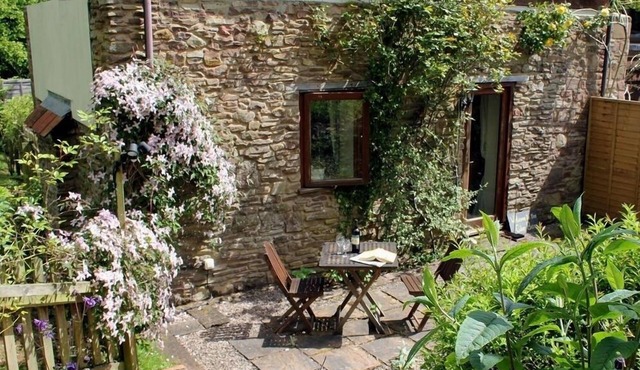 THE CIDER BARN, romantic, with a garden in Newnham-On-Severn