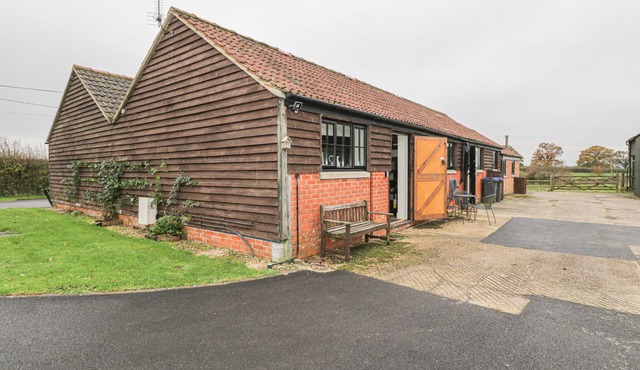 THE CIDER BARN, pet friendly, with a garden in West Knoyle