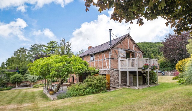 THE CIDER MILL, romantic, with open fire in Westhope, Herefordshire