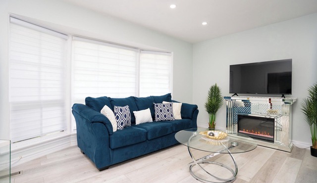 The Cinema House: 98" Theater I Near Airport I BBQ I Luxury Home