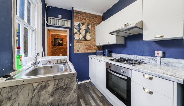 The City Centre Super Large Retreat with Parking & Hot Tub