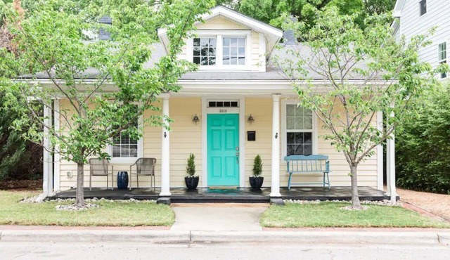 The City Cottage, pet friendly, walk to shops, food & NCSU