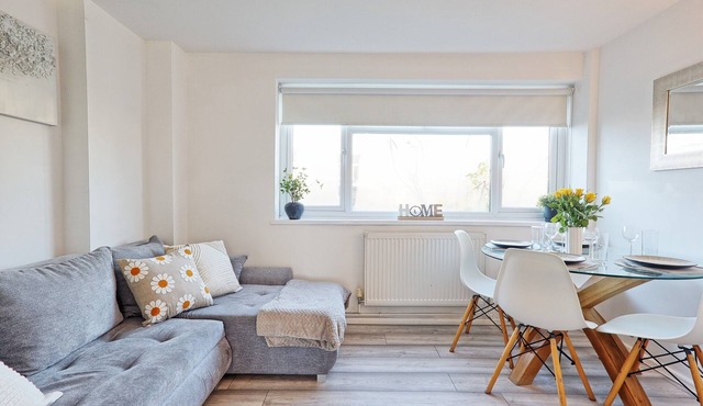 The City Haven - Modern 4BR Sleep 10 | Free Parking | Close to town