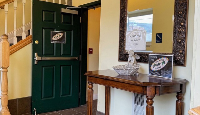 The City Hotel Bar & Grill