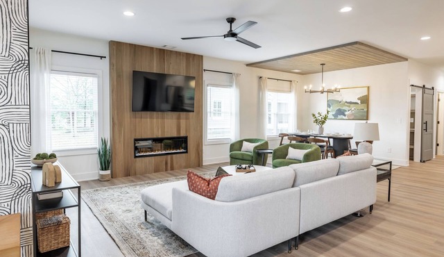 The City Peach-4 Bed/2 Bath with Pool/Hot Tub/Game Room