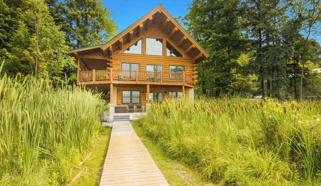 THE CLAM SHELL Log Home on Clam Lake | Hot Tub!