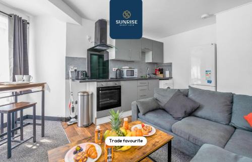 THE CLEPPIE - INVOICE and REDUCED PRICE only via SUNRISE SHORT LETS DUNDEE, 3 Rooms, 4 Beds, Recently Renovated, Free WiFi, Free Street Parking, Ground Floor, Fully Equipped, Short and ONLY 5 Mins to STANNERGATE Ports