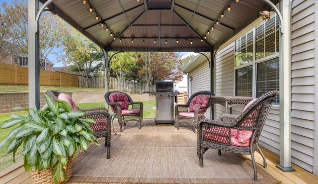 The Clever Mule is a charming 3-bedroom house in Thompson's Station with yard.