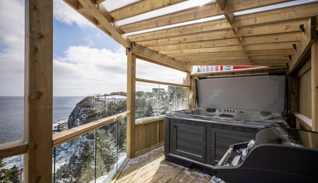 The Cliff Hanger with Hot tub and Ocean views