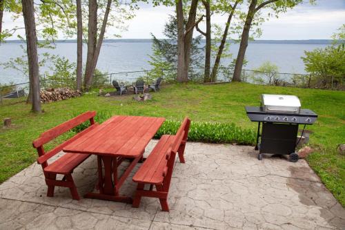 The Cliff House Hot Tub Kayaks & Game Room