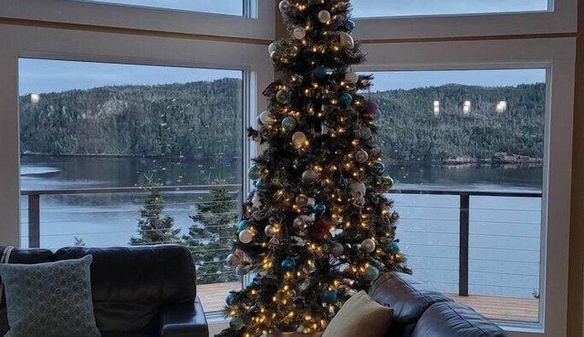 The Cliff House-Luxury Chalet with Hot Tub/View