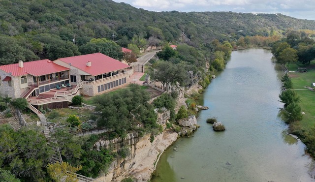 "The Cliff House" Riverfront with incredible views! Sleeps 18!