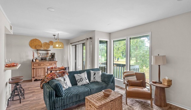 The Club House, 1-bedroom condo with WiFi, on the 18th hole in welcoming Daphne