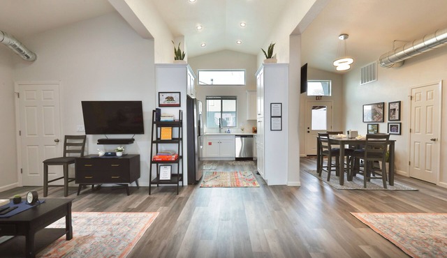 “The Club House” - 7 Minutes from Downtown Sacramento - Stylish 2 bed/2 bath