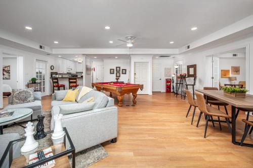 The Clubhouse Hideaway - The Greenview Den