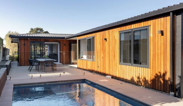 The Clubhouse - Spacious 4-Bedroom Family Home with Luxurious California King Bed, Inviting Pool Area, Fully Fenced Backyard, and Steps from Mount Maunganui’s Pristine Beaches and Golf Course