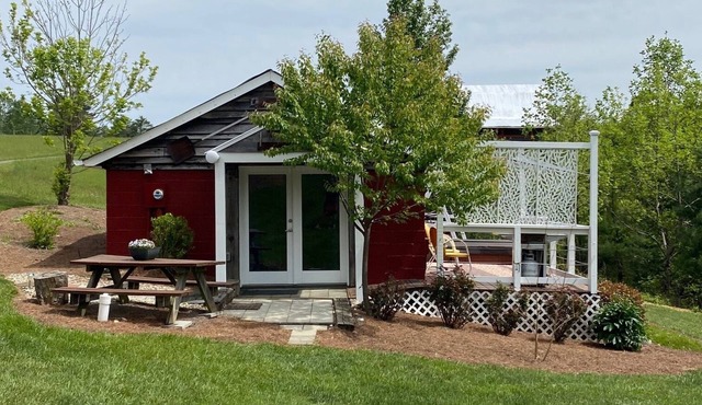 The Clubhouse-studio in bucolic, country setting w/hiking trails, pond, hot tub