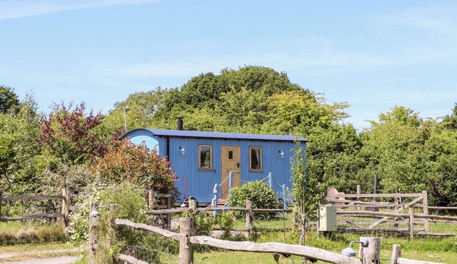 THE CLYDES, pet friendly, character holiday cottage in St Asaph