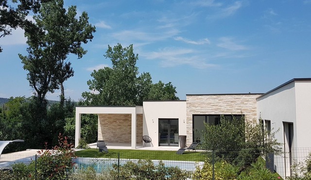 The contemporary Beau Soleil will seduce you with its elegance and its environment.