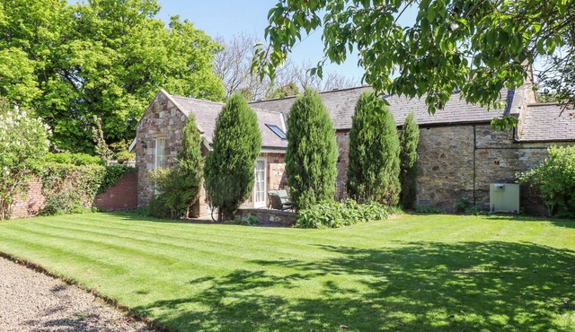 THE COACH HOUSE, pet friendly, luxury holiday cottage in Lowick